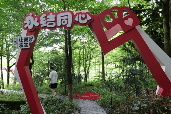 公園游覽步道等處都設計了福彩公益文化宣傳。重慶福彩供圖