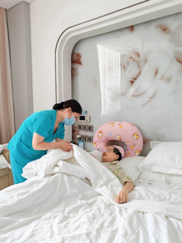 醫生查房。重慶安琪兒婦產醫院供圖