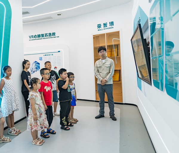 參與家庭共同觀看廉潔警示教育片。國網重慶永川供電公司供圖