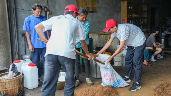 實踐團成員體驗榨油工序。重慶電子科技職業大學供圖