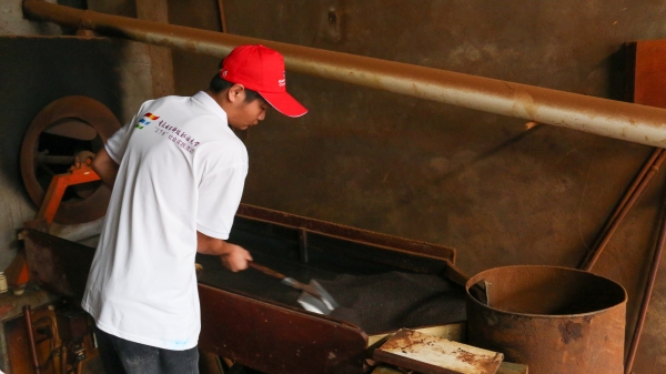 實踐團成員體驗榨油工序。重慶電子科技職業大學供圖