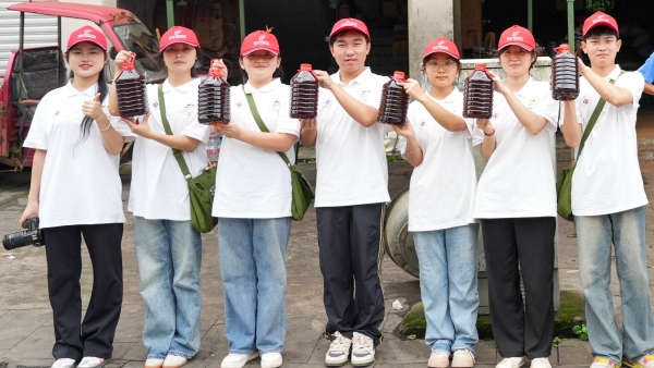 實踐團成員展示榨油成果。重慶電子科技職業大學供圖