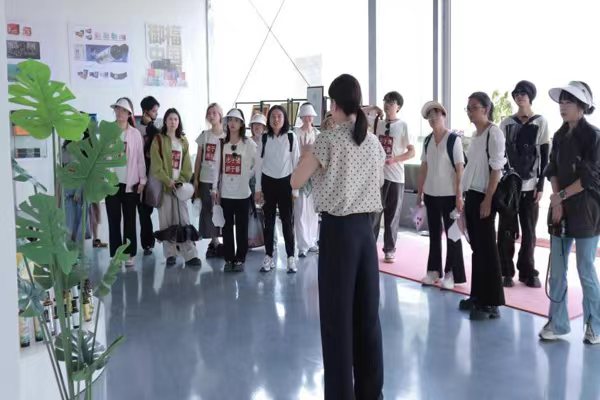 實踐團隊參觀企業。四川美術學院供圖
