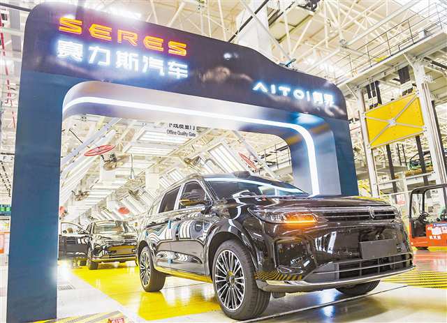 七月八日，沙坪壩區賽力斯汽車智慧工廠，新車從總裝車間下線質量門駛出。記者 張錦輝 攝\視覺重慶