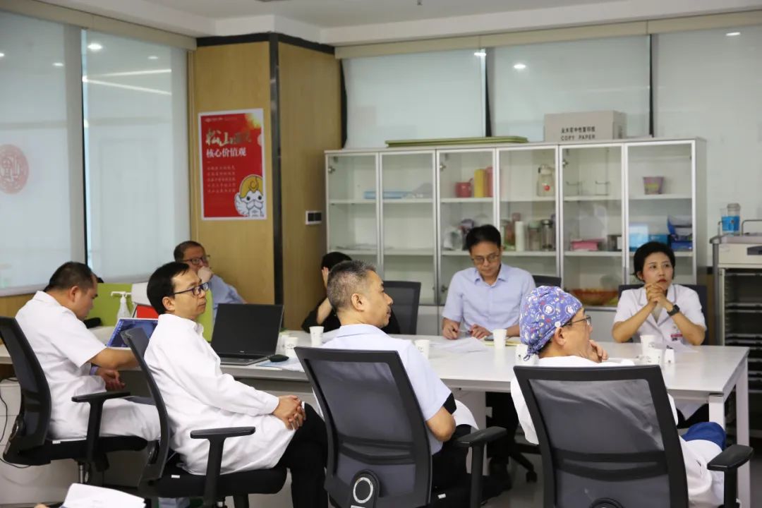 多學科探討手術方案。重慶松山醫院供圖