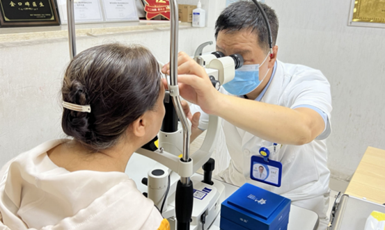 張朝軍為患者檢查眼部情況。重慶普瑞眼科醫院供圖
