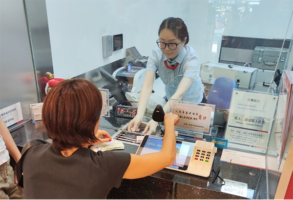 為外籍來華人員兌換人民幣。浦發銀行重慶分行供圖