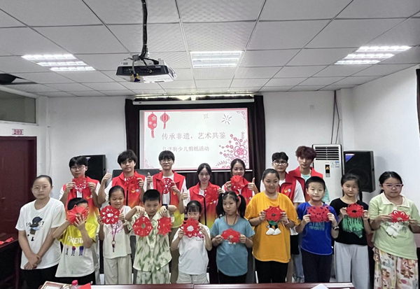 全體志愿者與孩子們合影。重慶財經學院供圖