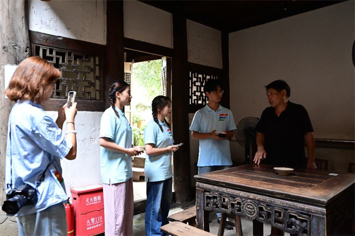 志愿者在豐盛古鎮“仁壽茶館”開展直播。 陳治宗攝