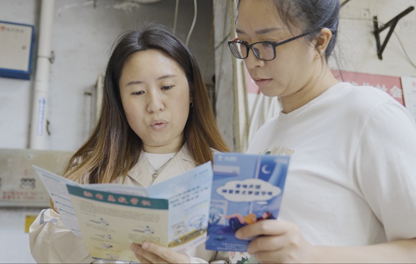 張潔為社區居民解答安全用電問題。國網重慶永川供電公司供圖