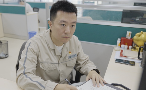 李裕環通過大數據監測電力工單。國網重慶永川供電公司供圖