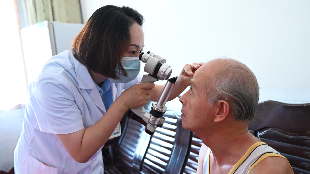 吳琳莉為患者檢查眼睛情況。重慶南坪愛爾眼科醫院供圖