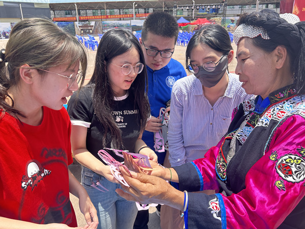 學生采訪彝族繡娘。許晴攝