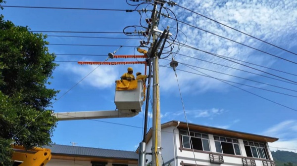 國網重慶奉節供電公司員工對10千伏工鎮線開關二次線插拔頭開展帶電更換工作。楊崳杰攝