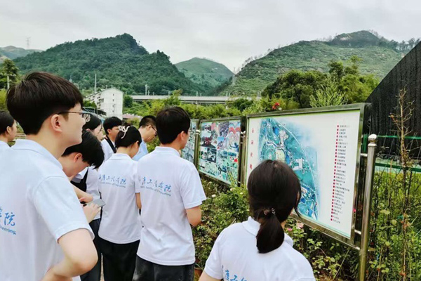 畢業設計前期調研。重慶工程學院供圖