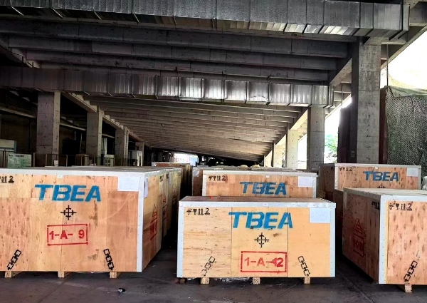 發網孟加拉電網系統擴容升級項目的“重慶門”等待裝箱出口海外。企業供圖