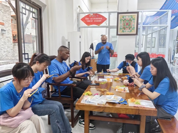 實踐團成員在羌繡文化傳習所學習刺繡。重慶大學供圖