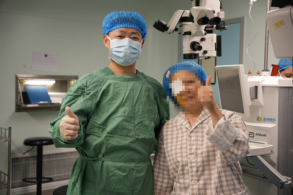 術后合影。重慶普瑞眼科醫院供圖