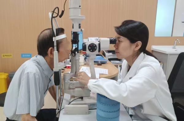 霍妍為患者檢查。華夏渝州眼科醫院供圖