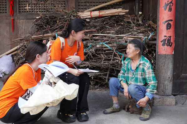 實踐團在何家巖村開展入戶訪談調研。西南政法大學供圖