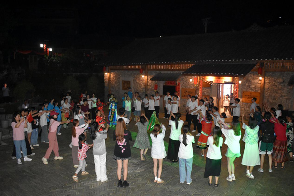 實踐團與當地村民齊跳土家族擺手舞。西南政法大學供圖