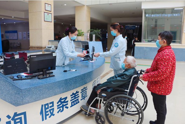 老人就醫。重慶合川宏仁醫院供圖