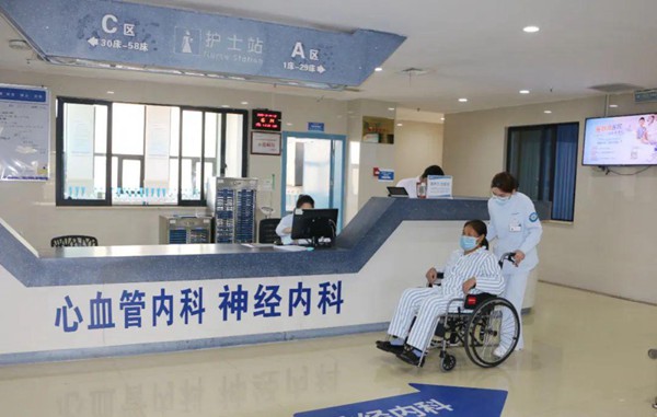 護士陪診。重慶合川宏仁醫院供圖
