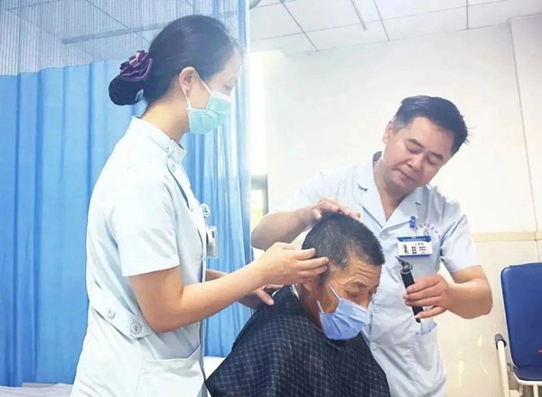 醫護為老年患者理發。重慶合川宏仁醫院供圖