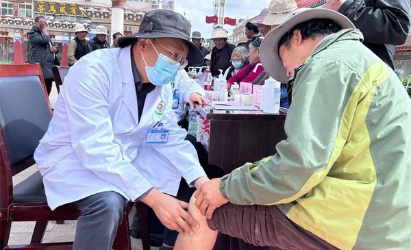 程功參加義診活動。九龍坡區第二人民醫院供圖