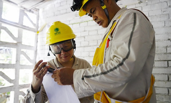 電力網格員通過手機客戶端跟進工單處理情況。國網重慶永川供電公司供圖