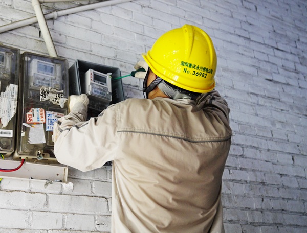 電力網格員已汗流浹背。國網重慶永川供電公司供圖