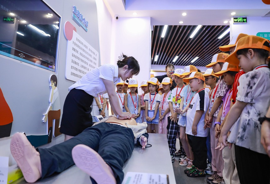 青少年學習急救知識。梁平區青少年活動中心供圖