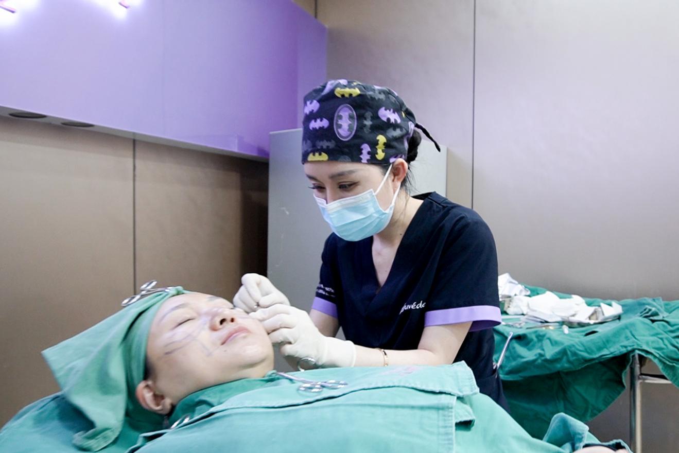 朱芯進行實操演示。重慶軍美醫療美容醫院供圖