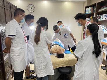 毛希剛進行培訓講解。重慶毛希剛診所供圖