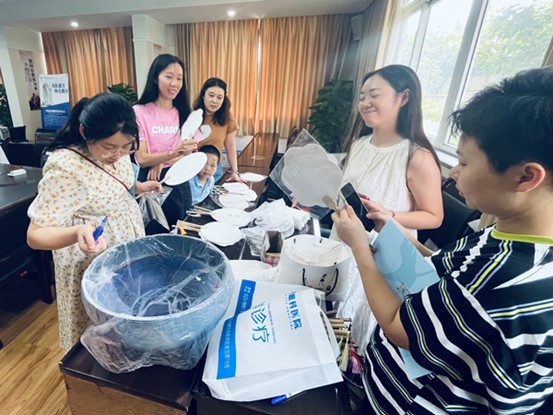 漆扇制作現場。華廈渝州眼科醫院供圖