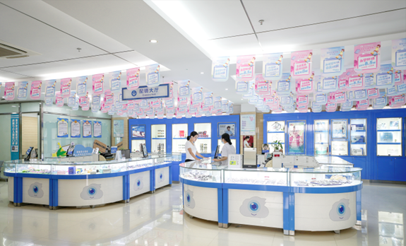 醫院配鏡中心。重慶華廈眼科醫院供圖