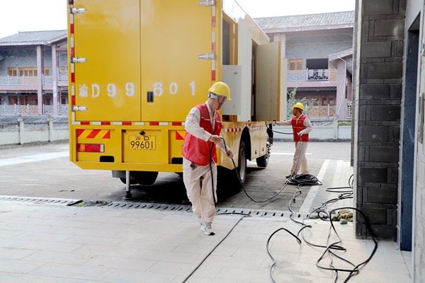 電力員工施放電纜保障活動用電平穩。國網重慶永川供電公司供圖