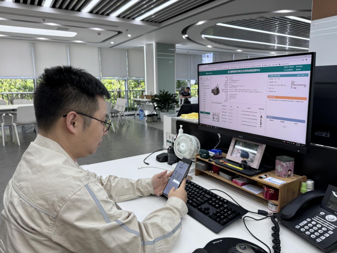 圖為國網重慶物資公司員工使用產品圖鑒進行應急物資查詢。李柯怡 攝