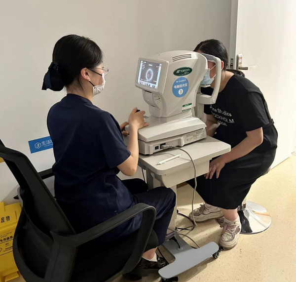 患者進行視力檢查。華廈渝州眼科醫院供圖