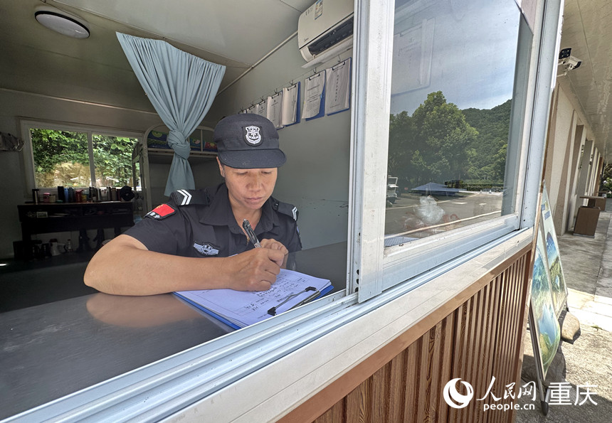 蔣尚芬在景區保安崗亭值守。人民網記者 劉政寧攝