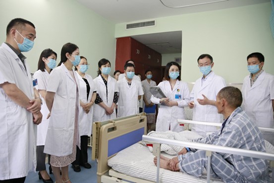 專家團隊進行教學查房。重慶愛爾眼科醫院總院供圖