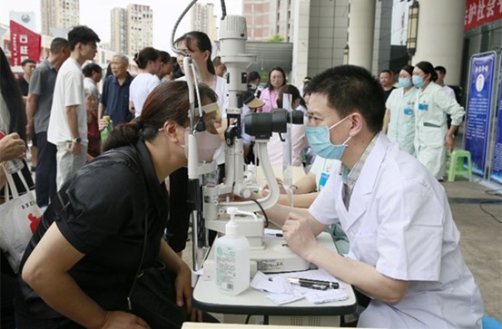 開展眼健康義診活動。重慶愛爾眼科醫院總院供圖