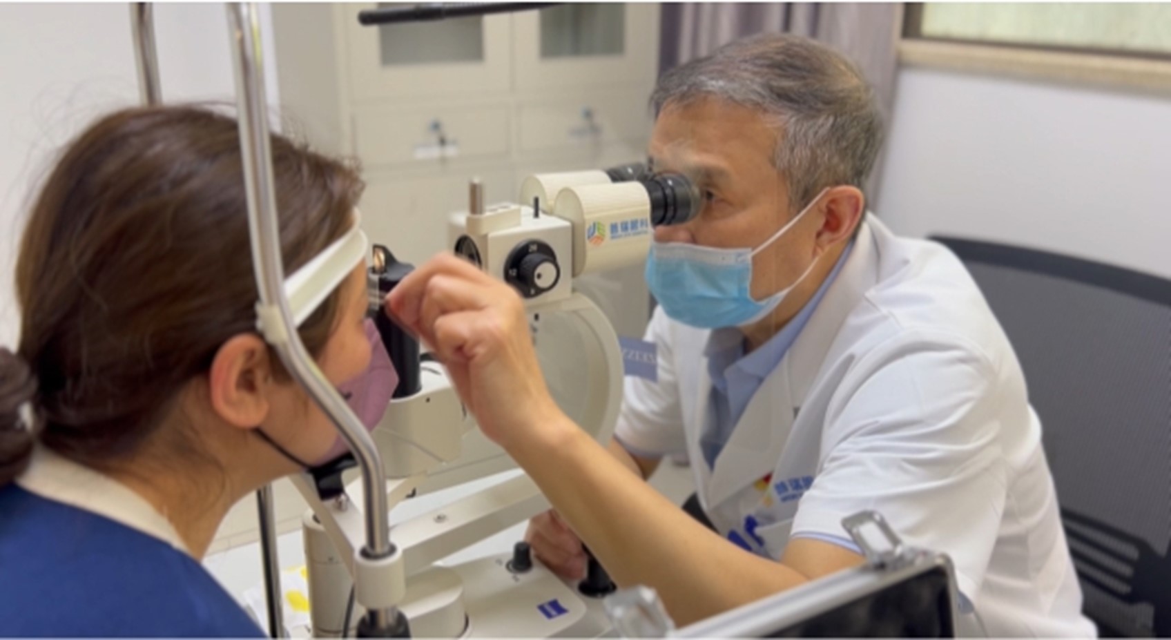 謝漢平為患者檢查眼部情況。重慶普瑞眼科醫院供圖