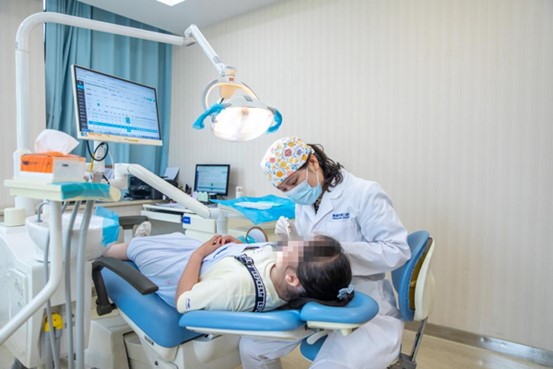 矯正現場。泰康拜博口腔供圖