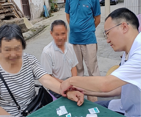 義診現場。重慶毛希剛診所供圖