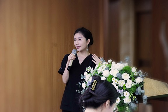 朱芯開展課題講座。重慶軍美醫療美容醫院供圖