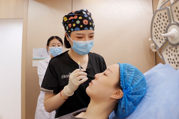 文琛實操現場。重慶軍美醫療美容醫院供圖