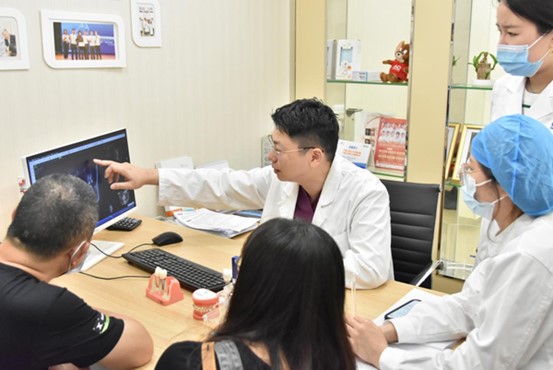 醫生看診。泰康拜博口腔供圖