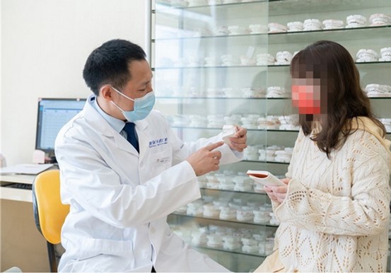 院長為患者作介紹。泰康拜博口腔供圖