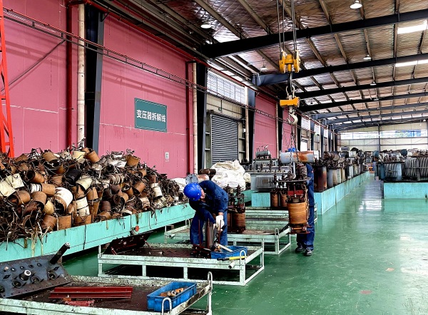 重慶電力再生資源循環利用中心員工正在拆解報廢變壓器。李柯怡攝